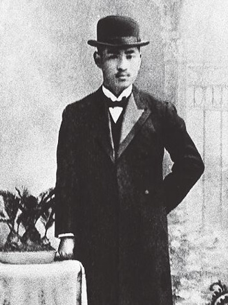 創業の日のフロックコートを着た小倉康臣（1919年）