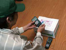 「第6次NEKOシステム」で、お客さまの玄関先でクレジットカードを受け取り、決済をするSD（2010年）